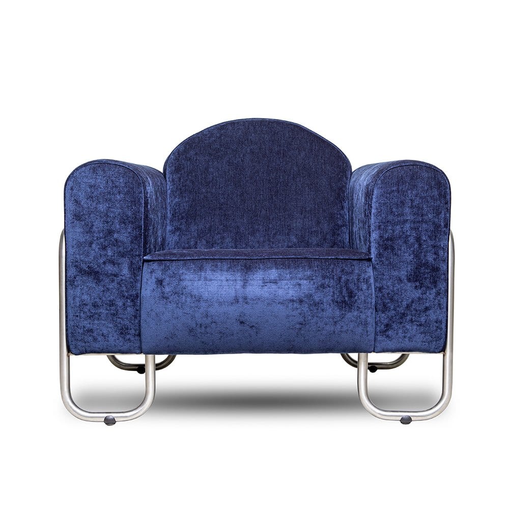 de donkerblauwe fauteuil dyker 30 in een velours van designers guild