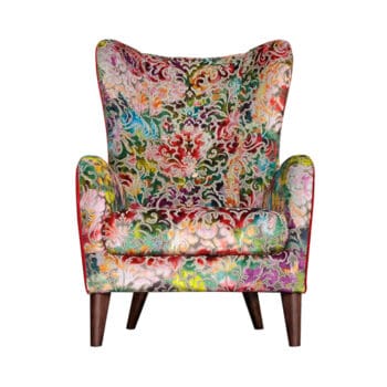 grote oorfauteuil met kleurrijke stof van saum und viebahn