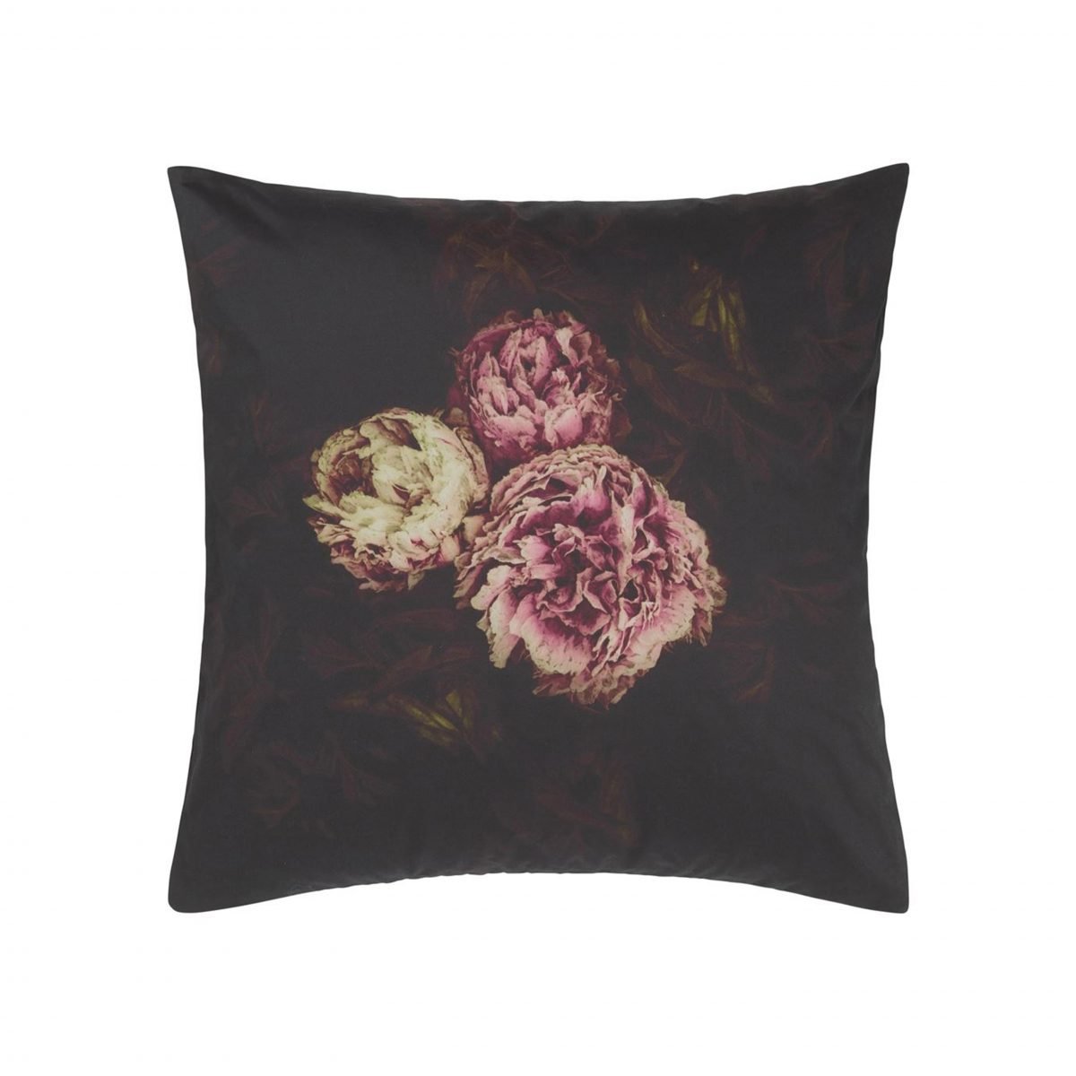 Een luxe kussen met donkere pioenen van Designers Guild, Vespertina sepia