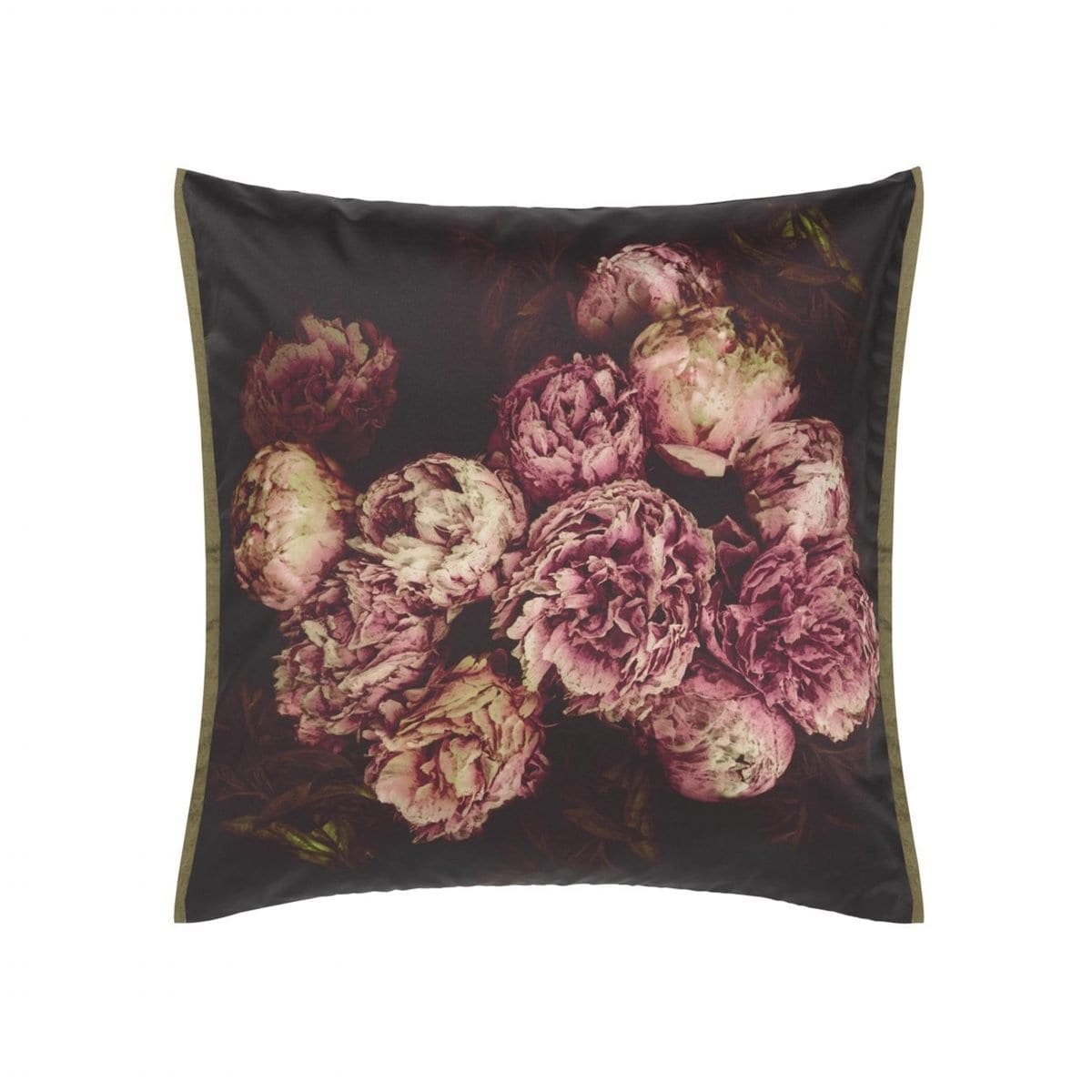 Een luxe kussen met donkere pioenen van Designers Guild, Vespertina sepia
