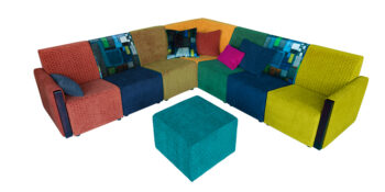 kleurrijke rooker elementenbank met stoffen van designers guild