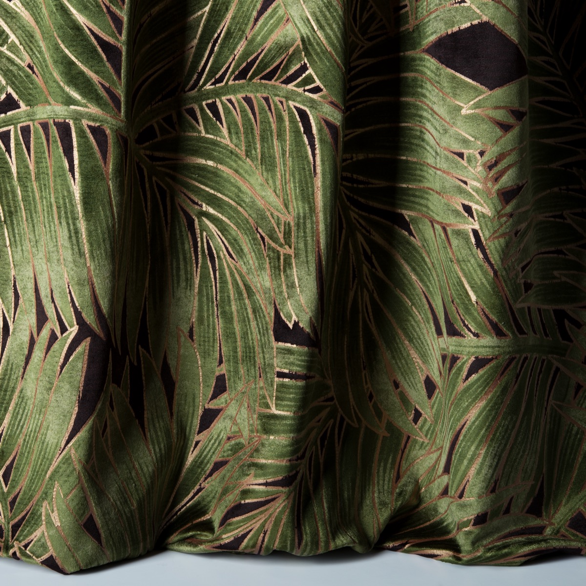 Gordijnen combineren met meubels, een groen botanisch gordijn